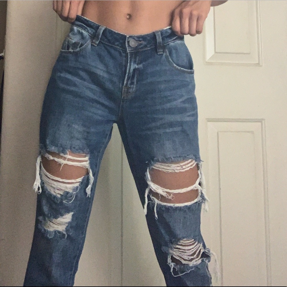 Distressed baggy jeans